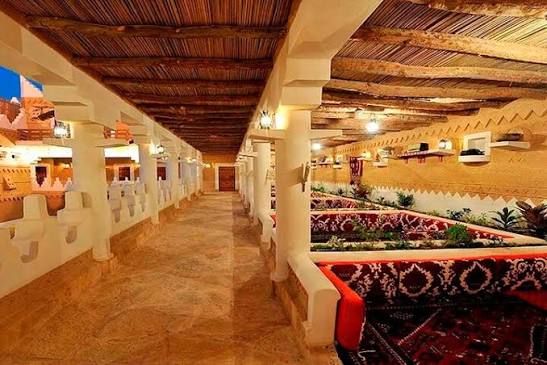 Tradisjonelle sitteplasser på Najd Village i Riyadh