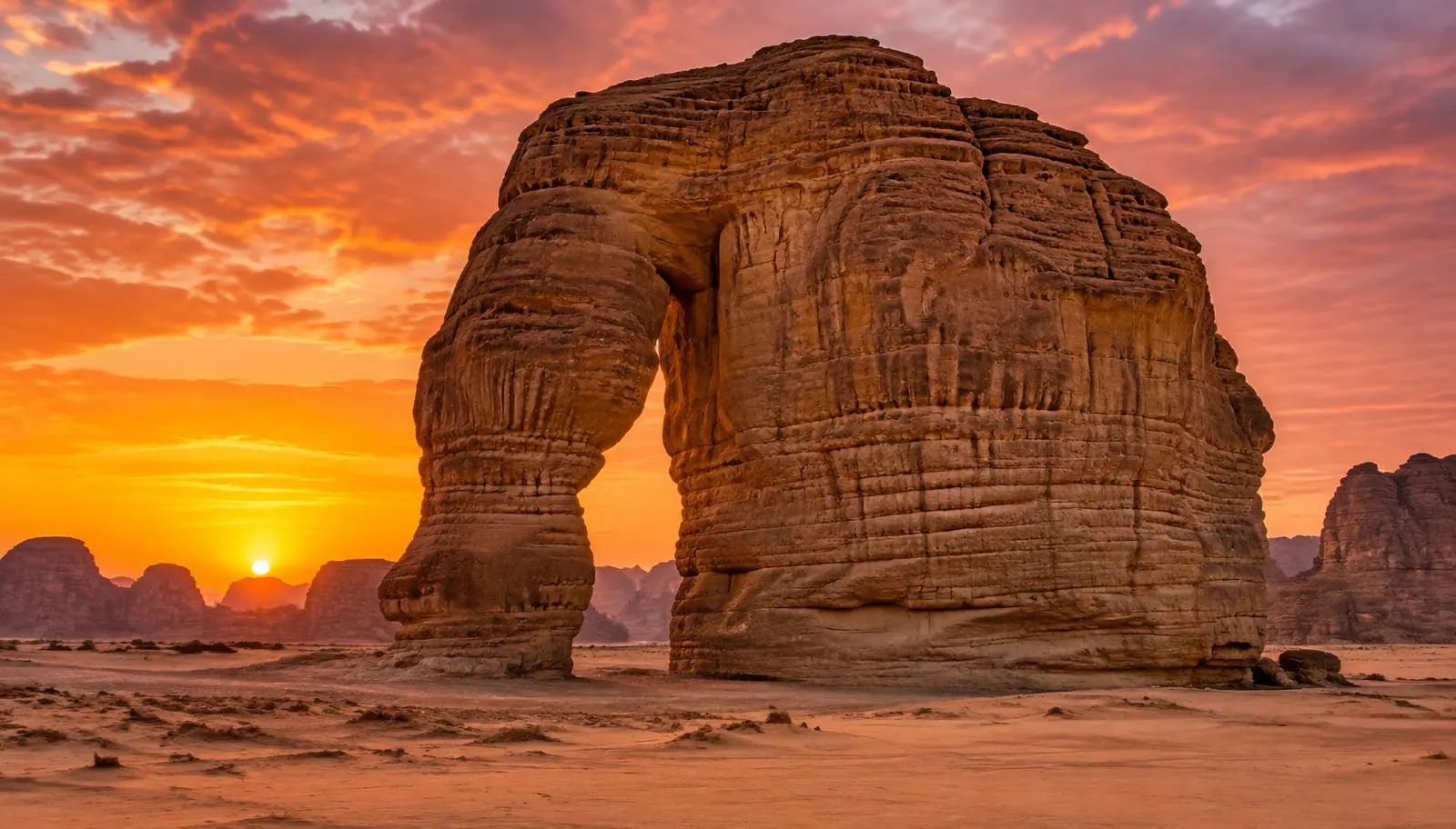 Elephant Rock i AlUla ved solnedgang
